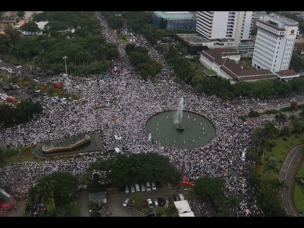 Ratusan ribu umat Islam melakukan aksi di kawasan patung Arjuna, Jakarta, Jumat (31/3/2017). Dalam aksinya massa tertahan tidak bisa menuju depan Istana Merdeka. Massa pun melakukan orasi dikawasan patung Arjuna dan sekitarnya. AKTUAL/Munzir