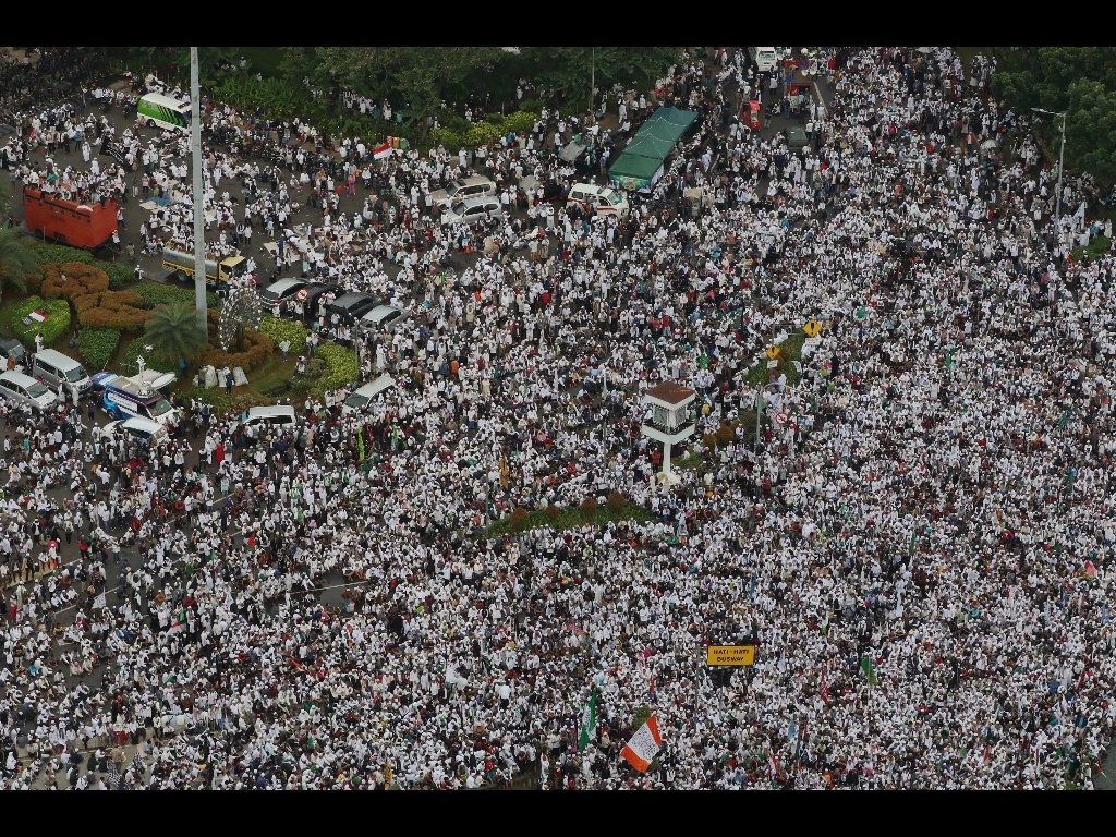 Ratusan ribu umat Islam melakukan aksi di kawasan patung Arjuna, Jakarta, Jumat (31/3/2017). Dalam aksinya massa tertahan tidak bisa menuju depan Istana Merdeka. Massa pun melakukan orasi dikawasan patung Arjuna dan sekitarnya. AKTUAL/Munzir