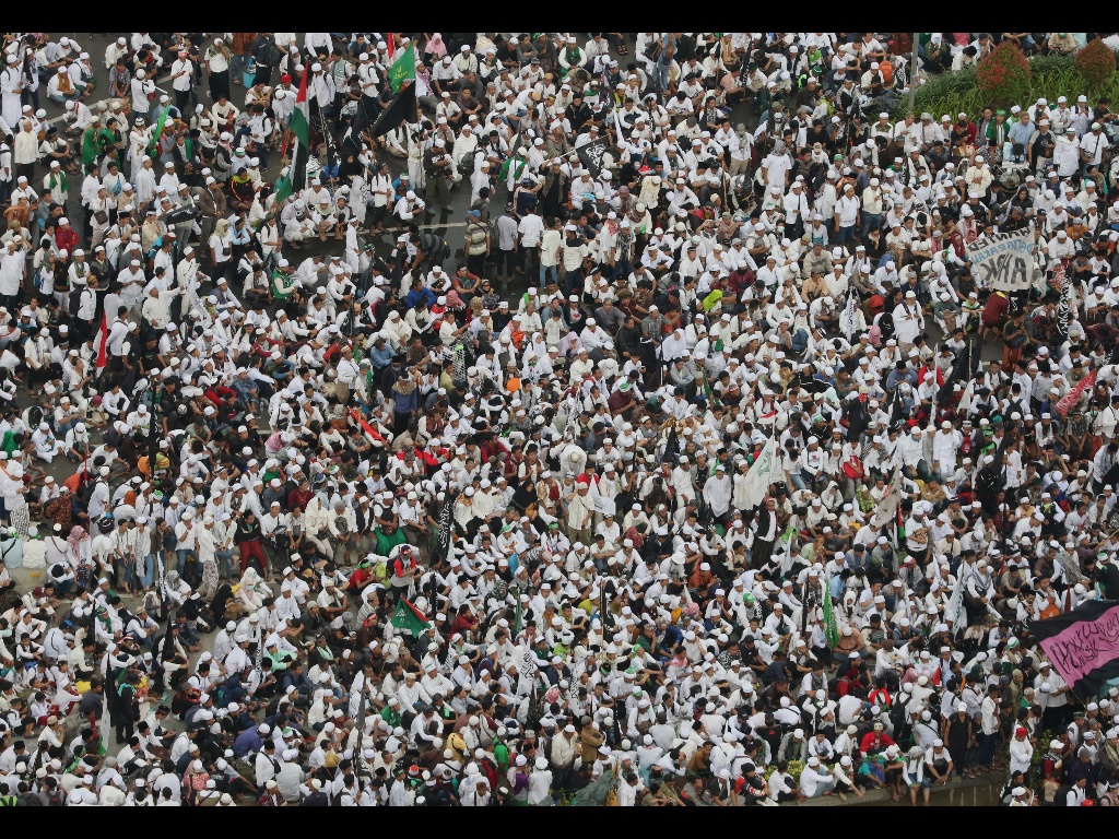 Ratusan ribu umat Islam melakukan aksi di kawasan patung Arjuna, Jakarta, Jumat (31/3/2017). Dalam aksinya massa tertahan tidak bisa menuju depan Istana Merdeka. Massa pun melakukan orasi dikawasan patung Arjuna dan sekitarnya. AKTUAL/Munzir