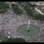 Ratusan ribu umat Islam melakukan aksi di kawasan patung Arjuna, Jakarta, Jumat (31/3/2017). Dalam aksinya massa tertahan tidak bisa menuju depan Istana Merdeka. Massa pun melakukan orasi dikawasan patung Arjuna dan sekitarnya. AKTUAL/Munzir