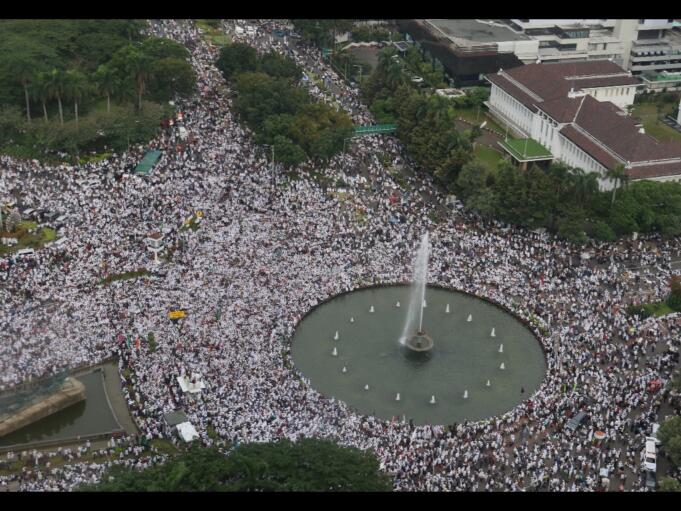 Ratusan ribu umat Islam melakukan aksi di kawasan patung Arjuna, Jakarta, Jumat (31/3/2017). Dalam aksinya massa tertahan tidak bisa menuju depan Istana Merdeka. Massa pun melakukan orasi dikawasan patung Arjuna dan sekitarnya. AKTUAL/Munzir