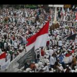 Ratusan ribu umat Islam melakukan aksi di kawasan patung Arjuna, Jakarta, Jumat (31/3/2017). Dalam aksinya massa tertahan tidak bisa menuju depan Istana Merdeka. Massa pun melakukan orasi dikawasan patung Arjuna dan sekitarnya. AKTUAL/Munzir