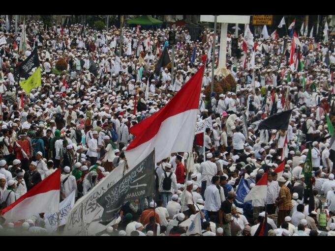 Ratusan ribu umat Islam melakukan aksi di kawasan patung Arjuna, Jakarta, Jumat (31/3/2017). Dalam aksinya massa tertahan tidak bisa menuju depan Istana Merdeka. Massa pun melakukan orasi dikawasan patung Arjuna dan sekitarnya. AKTUAL/Munzir