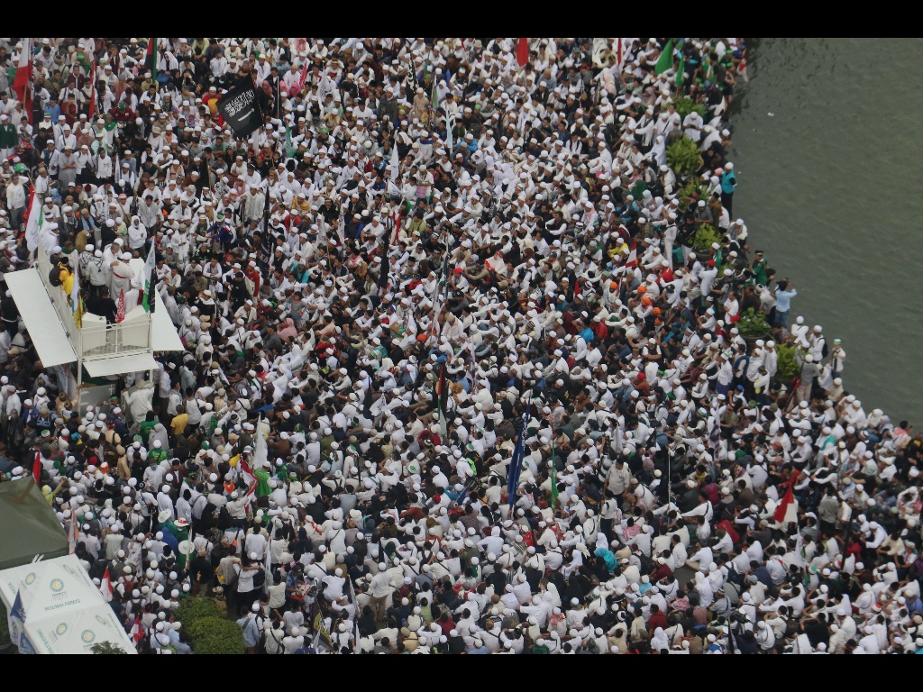 Ratusan ribu umat Islam melakukan aksi di kawasan patung Arjuna, Jakarta, Jumat (31/3/2017). Dalam aksinya massa tertahan tidak bisa menuju depan Istana Merdeka. Massa pun melakukan orasi dikawasan patung Arjuna dan sekitarnya. AKTUAL/Munzir