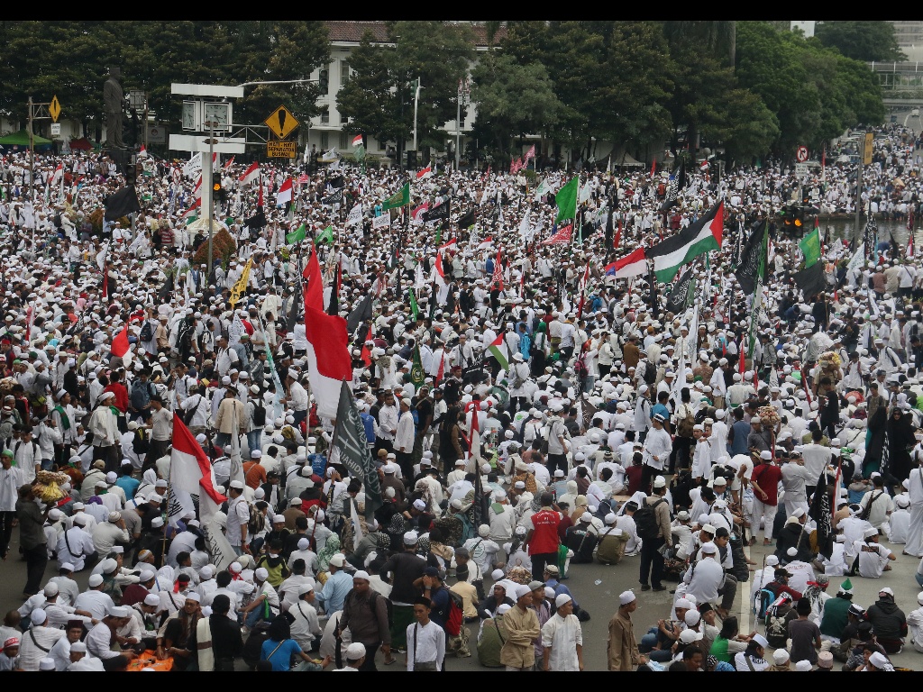 Ratusan ribu umat Islam melakukan aksi di kawasan patung Arjuna, Jakarta, Jumat (31/3/2017). Dalam aksinya massa tertahan tidak bisa menuju depan Istana Merdeka. Massa pun melakukan orasi dikawasan patung Arjuna dan sekitarnya. AKTUAL/Munzir