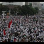 Ratusan ribu umat Islam melakukan aksi di kawasan patung Arjuna, Jakarta, Jumat (31/3/2017). Dalam aksinya massa tertahan tidak bisa menuju depan Istana Merdeka. Massa pun melakukan orasi dikawasan patung Arjuna dan sekitarnya. AKTUAL/Munzir