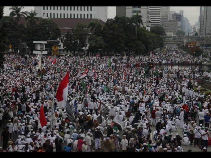 Ratusan ribu umat Islam melakukan aksi di kawasan patung Arjuna, Jakarta, Jumat (31/3/2017). Dalam aksinya massa tertahan tidak bisa menuju depan Istana Merdeka. Massa pun melakukan orasi dikawasan patung Arjuna dan sekitarnya. AKTUAL/Munzir