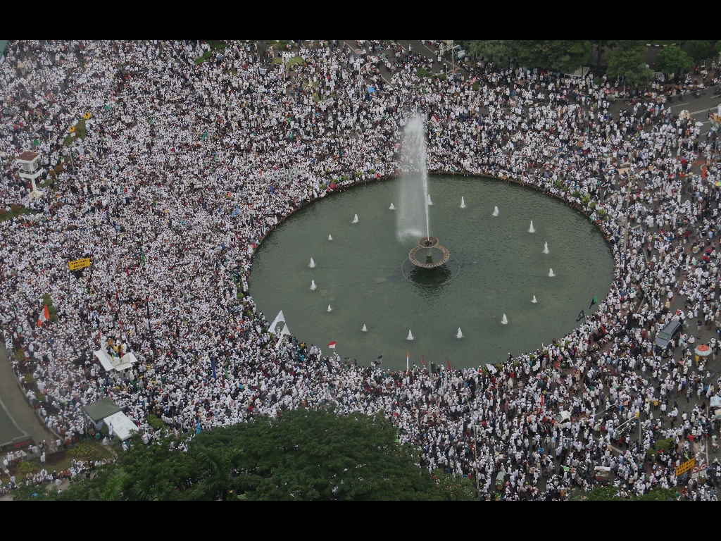 Ratusan ribu umat Islam melakukan aksi di kawasan patung Arjuna, Jakarta, Jumat (31/3/2017). Dalam aksinya massa tertahan tidak bisa menuju depan Istana Merdeka. Massa pun melakukan orasi dikawasan patung Arjuna dan sekitarnya. AKTUAL/Munzir