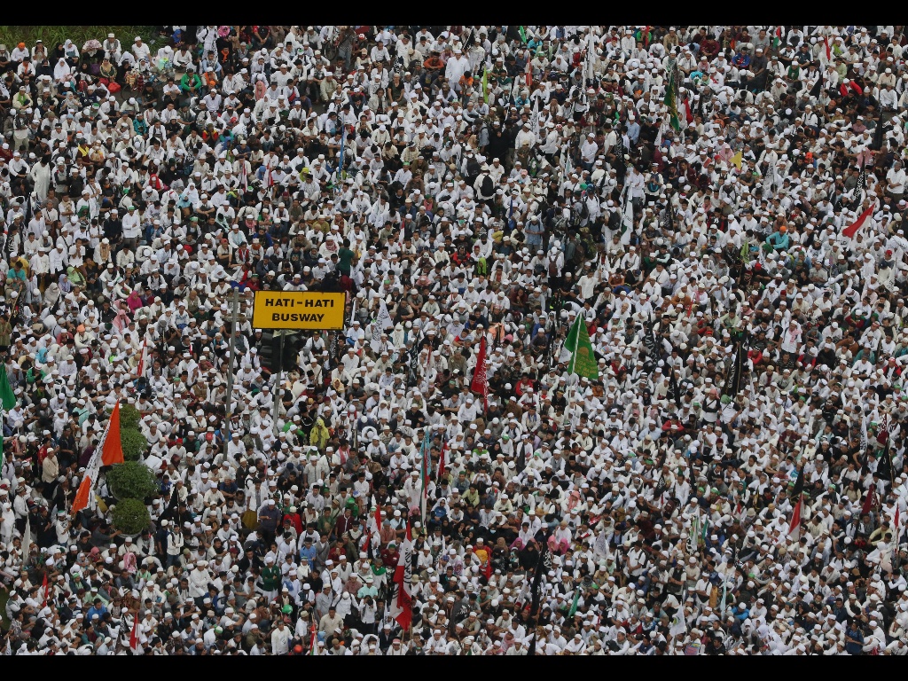Ratusan ribu umat Islam melakukan aksi di kawasan patung Arjuna, Jakarta, Jumat (31/3/2017). Dalam aksinya massa tertahan tidak bisa menuju depan Istana Merdeka. Massa pun melakukan orasi dikawasan patung Arjuna dan sekitarnya. AKTUAL/Munzir