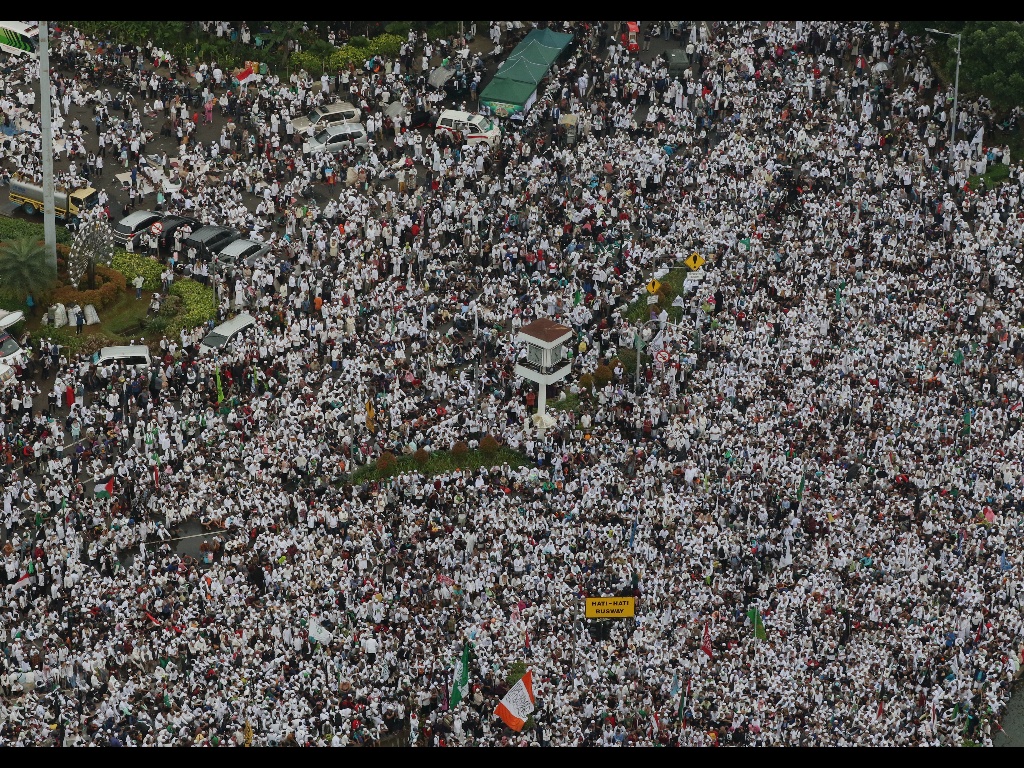 Ratusan ribu umat Islam melakukan aksi di kawasan patung Arjuna, Jakarta, Jumat (31/3/2017). Dalam aksinya massa tertahan tidak bisa menuju depan Istana Merdeka. Massa pun melakukan orasi dikawasan patung Arjuna dan sekitarnya. AKTUAL/Munzir