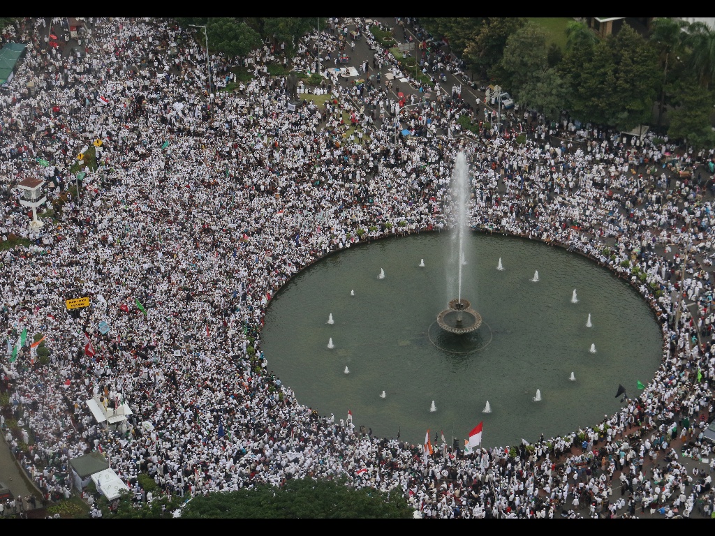 Ratusan ribu umat Islam melakukan aksi di kawasan patung Arjuna, Jakarta, Jumat (31/3/2017). Dalam aksinya massa tertahan tidak bisa menuju depan Istana Merdeka. Massa pun melakukan orasi dikawasan patung Arjuna dan sekitarnya. AKTUAL/Munzir