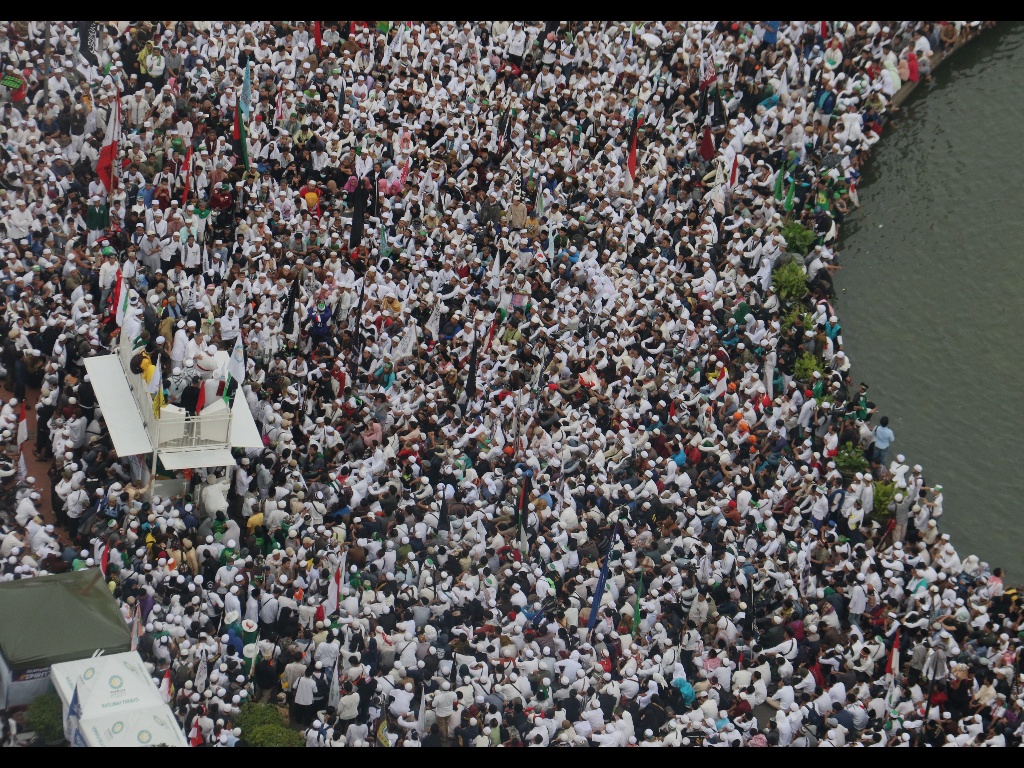 Ratusan ribu umat Islam melakukan aksi di kawasan patung Arjuna, Jakarta, Jumat (31/3/2017). Dalam aksinya massa tertahan tidak bisa menuju depan Istana Merdeka. Massa pun melakukan orasi dikawasan patung Arjuna dan sekitarnya. AKTUAL/Munzir