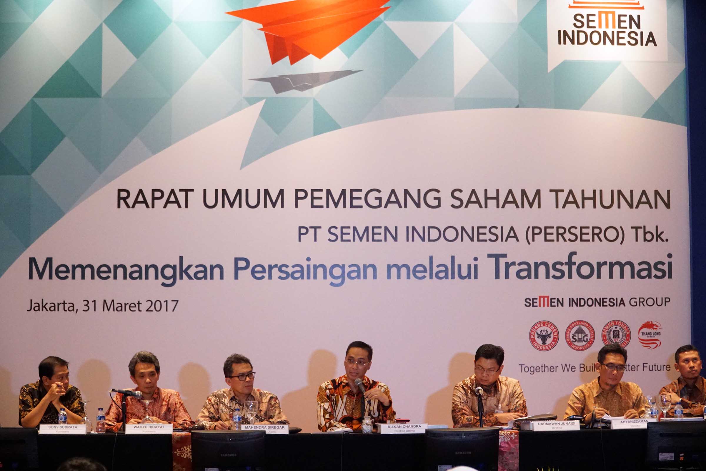 Dari kiri ke kanan, Direktur Enginiring & Proyek PT Semen Indonesia (persero) Tbk Aunur Rosyidi, Direktur Pemasaran & Supply Chain Ahyanizzaman, Direktur Utama Rizkan Chandra, Direktur Keuangan Darmawan Junaidi, Direktur Produksi & Strategi Bisnis Johan Samudra, serta Direktur pengembangan Usaha & Litbang Budi Siswoyo, saling bertumpu tangan usai Rapat umum pemegang saham tahunan, di Jakarta, Jumat (31/3). RUPST Semen Indonesia antara lain menetapkan penggunaan laba bersih Perseroan Tahun Buku 2016 untuk dividen sebesar Rp 1.81 triliun atau 40% dari laba bersih sebesar Rp 4,52 triliun atau setara dengan Rp 304,92 per lembar saham. Rapat juga menyetujui 60% dari laba bersih atau Rp 2,71 triliun dialokasikan sebagai cadangan. AKTUAL/Eko S Hilman