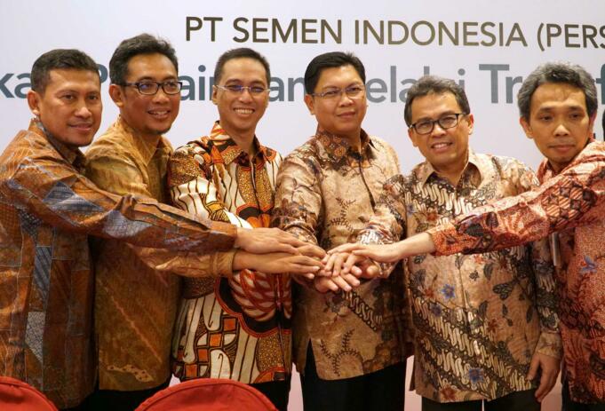 Dari kiri ke kanan, Direktur Enginiring & Proyek PT Semen Indonesia (persero) Tbk Aunur Rosyidi, Direktur Pemasaran & Supply Chain Ahyanizzaman, Direktur Utama Rizkan Chandra, Direktur Keuangan Darmawan Junaidi, Direktur Produksi & Strategi Bisnis Johan Samudra, serta Direktur pengembangan Usaha & Litbang Budi Siswoyo, saling bertumpu tangan usai Rapat umum pemegang saham tahunan, di Jakarta, Jumat (31/3). RUPST Semen Indonesia antara lain menetapkan penggunaan laba bersih Perseroan Tahun Buku 2016 untuk dividen sebesar Rp 1.81 triliun atau 40% dari laba bersih sebesar Rp 4,52 triliun atau setara dengan Rp 304,92 per lembar saham. Rapat juga menyetujui 60% dari laba bersih atau Rp 2,71 triliun dialokasikan sebagai cadangan. AKTUAL/Eko S Hilman