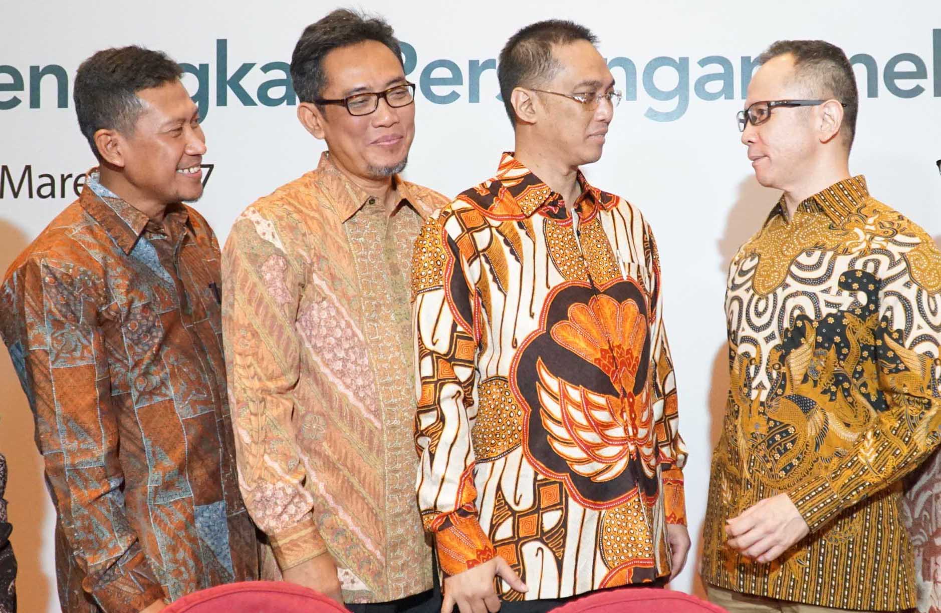 Dari kiri ke kanan, Direktur Enginiring & Proyek PT Semen Indonesia (persero) Tbk Aunur Rosyidi, Direktur Pemasaran & Supply Chain Ahyanizzaman, Direktur Utama Rizkan Chandra, Direktur Keuangan Darmawan Junaidi, Direktur Produksi & Strategi Bisnis Johan Samudra, serta Direktur pengembangan Usaha & Litbang Budi Siswoyo, saling bertumpu tangan usai Rapat umum pemegang saham tahunan, di Jakarta, Jumat (31/3). RUPST Semen Indonesia antara lain menetapkan penggunaan laba bersih Perseroan Tahun Buku 2016 untuk dividen sebesar Rp 1.81 triliun atau 40% dari laba bersih sebesar Rp 4,52 triliun atau setara dengan Rp 304,92 per lembar saham. Rapat juga menyetujui 60% dari laba bersih atau Rp 2,71 triliun dialokasikan sebagai cadangan. AKTUAL/Eko S Hilman