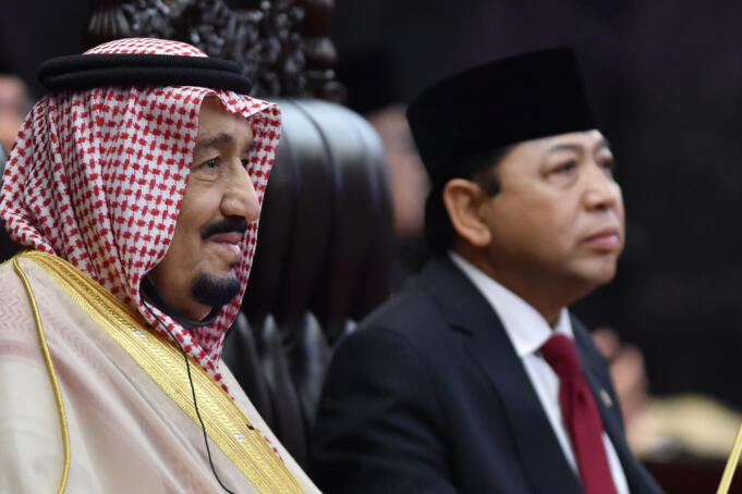 Ketua DPR Setya Novanto (kanan) bersama Raja Arab Saudi Salman bin Abdulaziz Al-Saud yang akan memberikan pidato kenegaraan di Ruang Rapat Paripurna I di Gedung Parlemen, Jakarta, Kamis (2/3).