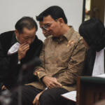 Gubernur DKI Jakarta nonaktif Basuki Tjahaja Purnama alias Ahok (kedua kiri) berbincang dengan penasehat hukumnya saat menjalani sidang lanjutan kasus dugaan penistaan agama di PN Jakarta Utara, Auditorium Kementerian Pertanian, Jakarta, Rabu (29/3). Sidang ke-16 itu beragendakan mendengarkan keterangan dari tujuh saksi ahli yang dihadirkan pihak penasehat hukum. ANTARA FOTO/Hafidz Mubarak A./aww/17.