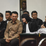 Gubernur DKI Jakarta nonaktif Basuki Tjahaja Purnama alias Ahok (kedua kiri) berbincang dengan penasehat hukumnya saat menjalani sidang lanjutan kasus dugaan penistaan agama di PN Jakarta Utara, Auditorium Kementerian Pertanian, Jakarta, Rabu (29/3). Sidang ke-16 itu beragendakan mendengarkan keterangan dari tujuh saksi ahli yang dihadirkan pihak penasehat hukum. ANTARA FOTO/Hafidz Mubarak A./aww/17.