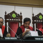 Gubernur DKI Jakarta nonaktif Basuki Tjahaja Purnama alias Ahok (kedua kiri) berbincang dengan penasehat hukumnya saat menjalani sidang lanjutan kasus dugaan penistaan agama di PN Jakarta Utara, Auditorium Kementerian Pertanian, Jakarta, Rabu (29/3). Sidang ke-16 itu beragendakan mendengarkan keterangan dari tujuh saksi ahli yang dihadirkan pihak penasehat hukum. ANTARA FOTO/Hafidz Mubarak A./aww/17.