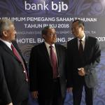 Gubernur Jawa Barat Ahmad Heryawan (tengah) berbincang dengan Dirut Bank Bjb Ahmad Irfan (kanan) dan Komisaris Utama Klemi Subiyantoro pada Rapat Umum Pemegang Saham Tahunan (RUPST) Bank Bjb di Hotel Aryaduta, Jalan Sumatera, Kota Bandung, Rabu (29/3/2017). AKTUAL/HO