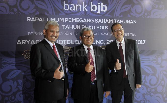 Gubernur Jawa Barat Ahmad Heryawan (tengah) acungkan jempol bersama Dirut Bank Bjb Ahmad Irfan (kanan) dan Komisaris Utama Klemi Subiyantoro pada Rapat Umum Pemegang Saham Tahunan (RUPST) Bank Bjb di Hotel Aryaduta, Jalan Sumatera, Kota Bandung, Rabu (29/3/2017). AKTUAL/HO