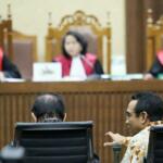 Anggota DPR Fraksi PAN Teguh Juwarno (kanan) dan mantan pimpinan Komisi II DPR Taufik Efendi (kiri) bersaksi pada sidang lanjutan dugaan Korupsi proyek e-KTP dengan terdakwa mantan pejabat Kementerian Dalam Negeri Irman dan Sugiharto di Pengadilan Tipikor Jakarta, Kamis (23/3/2017). Dalam sidangAnggota DPR Fraksi PAN Teguh Juwarno dan mantan pimpinan Komisi II DPR Taufik Efendi membantah adanya pembagian uang di ruang kerja anggota Komisi II DPR RI Mustokoweni pada September atau Oktober 2010. AKTUAL/Munzir