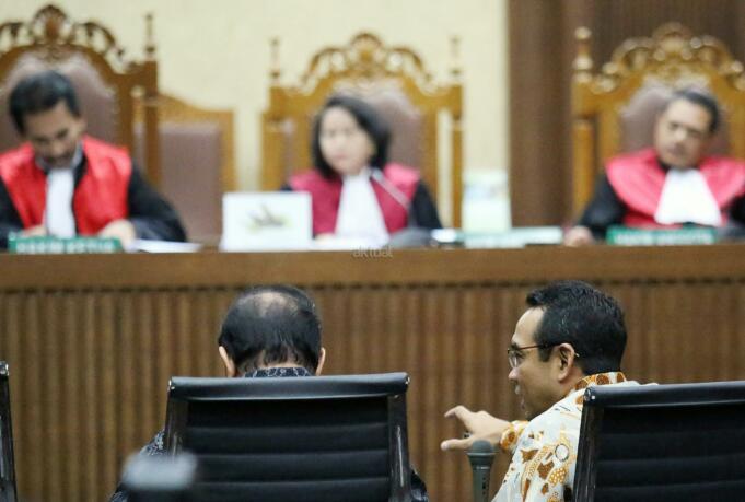 Anggota DPR Fraksi PAN Teguh Juwarno (kanan) dan mantan pimpinan Komisi II DPR Taufik Efendi (kiri) bersaksi pada sidang lanjutan dugaan Korupsi proyek e-KTP dengan terdakwa mantan pejabat Kementerian Dalam Negeri Irman dan Sugiharto di Pengadilan Tipikor Jakarta, Kamis (23/3/2017). Dalam sidangAnggota DPR Fraksi PAN Teguh Juwarno dan mantan pimpinan Komisi II DPR Taufik Efendi membantah adanya pembagian uang di ruang kerja anggota Komisi II DPR RI Mustokoweni pada September atau Oktober 2010. AKTUAL/Munzir