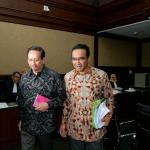 Anggota DPR Fraksi PAN Teguh Juwarno (kanan) dan mantan pimpinan Komisi II DPR Taufik Efendi (kiri) bersaksi pada sidang lanjutan dugaan Korupsi proyek e-KTP dengan terdakwa mantan pejabat Kementerian Dalam Negeri Irman dan Sugiharto di Pengadilan Tipikor Jakarta, Kamis (23/3/2017). Dalam sidangAnggota DPR Fraksi PAN Teguh Juwarno dan mantan pimpinan Komisi II DPR Taufik Efendi membantah adanya pembagian uang di ruang kerja anggota Komisi II DPR RI Mustokoweni pada September atau Oktober 2010. AKTUAL/Munzir