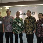 Direktur Keuangan PT Bank DKI Sigit Prastowo (tengah) bersama Direktur Keuangan PT Pegadaian Dwi Agus Pramudya (kedua kanan) seusai penandatanganan mengenai Addendum Perjanjian Pembiayaan Penambahan Limit Modal Kerja PT Pegadaian senilai Rp 700 miliar oleh PT Bank DKI di Jakarta, Jumat (3/3). AKTUAL/HO