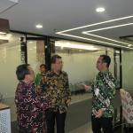 Direktur Keuangan PT Bank DKI Sigit Prastowo (kanan) berbincang dengan Direktur Keuangan PT Pegadaian Dwi Agus Pramudya (kedua kiri) seusai penandatanganan mengenai Addendum Perjanjian Pembiayaan Penambahan Limit Modal Kerja PT Pegadaian senilai Rpa 700 miliar oleh PT Bank DKI di Jakarta, Jumat (3/3). AKTUAL/HO