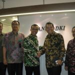 Direktur Keuangan PT Bank DKI Sigit Prastowo (tengah) berjabat tangan dengan Direktur Keuangan PT Pegadaian Dwi Agus Pramudya (kedua kanan) seusai penandatanganan mengenai Addendum Perjanjian Pembiayaan Penambahan Limit Modal Kerja PT Pegadaian senilai Rp 700 miliar oleh PT Bank DKI di Jakarta, Jumat (3/3). AKTUAL/HO
