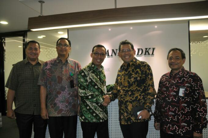 Direktur Keuangan PT Bank DKI Sigit Prastowo (tengah) berjabat tangan dengan Direktur Keuangan PT Pegadaian Dwi Agus Pramudya (kedua kanan) seusai penandatanganan mengenai Addendum Perjanjian Pembiayaan Penambahan Limit Modal Kerja PT Pegadaian senilai Rp 700 miliar oleh PT Bank DKI di Jakarta, Jumat (3/3). AKTUAL/HO