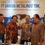 Direktur Utama PT Metalindo Tbk (BOLT) Hendra Widjaja (tengah) berbincang dengan (dari kiri ke kanan), Direktur Independen Iwan Harianto, Direktur Operasional Janto Inggonoto, Direktur Komersial Ervin wijaya serta Komisaris Independen Rodion Wikanto Njotowidjojo usai Rapat Umum Pemegang Saham Tahunan (RUPST) di Jakarta, Kamis (23/3). BOLT sebagai produsen berbagai jenis fasteners (mur dan baut) dan komponen otomotif lainnya khususnya untuk pasar otomotif mengalami pertumbuhan penjualan di tahun 2016 sebesar Rp 30,3 miliar atau naik 3,53% dibandingkan dengan tahun lalu. Sementara dana hasil IPO perseroan telah digunakan sebesar Rp 206,8 miliar dari total dana sebesar Rp 252,3 miliar. AKTUAL/Eko S Hilman