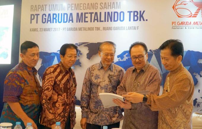 Direktur Utama PT Metalindo Tbk (BOLT) Hendra Widjaja (tengah) berbincang dengan (dari kiri ke kanan), Direktur Independen Iwan Harianto, Direktur Operasional Janto Inggonoto, Direktur Komersial Ervin wijaya serta Komisaris Independen Rodion Wikanto Njotowidjojo usai Rapat Umum Pemegang Saham Tahunan (RUPST) di Jakarta, Kamis (23/3). BOLT sebagai produsen berbagai jenis fasteners (mur dan baut) dan komponen otomotif lainnya khususnya untuk pasar otomotif mengalami pertumbuhan penjualan di tahun 2016 sebesar Rp 30,3 miliar atau naik 3,53% dibandingkan dengan tahun lalu. Sementara dana hasil IPO perseroan telah digunakan sebesar Rp 206,8 miliar dari total dana sebesar Rp 252,3 miliar. AKTUAL/Eko S Hilman