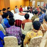 Gubernur Sulawesi Utara (Sulut) Olly Dondokambey, berbincang dengan anak-anak Sulut yang sedang mengikuti program magang saat melakukan kunjungan ke Jepang, Minggu (26/3). Kepada anak-anak Sulut yang mengikuti program magang di Jepang, Olly berharap anak-anaknya benar-benar mengikuti proses perekrutan dengan mengikuti keseluruhan prosedur yang ada. Olly juga berencana mengadakan pertemuan dengan Presiden IM Japan Mr Yanagishawa untuk menjajaki kerja sama siswa magang. AKTUAL/Dok