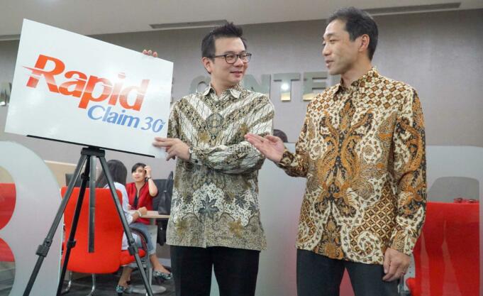 Direktur Panin Dai-ichi Life Andrew Bain (kiri) berbincang dengan Direktur Kenichi Fukuda (kanan) disela peluncuran inovasi layanan klaim asuransi singkat, proses layanan klaim cepat Rapid Claim 30, di Customer Care Center, kantor pusat Panin Dai-Ichi Life, Jakarta, Jumat (17/3). Perusahaan asuransi jiwa Panin Dai-Ichi Life, meluncurkan Rapid Claim 30, layanan klaim yang mudah dan cepat (30 menit) untuk pemegang polisnya, dengan cara mengunjungi Customer Care Center di kantor pusat Panin Dai-Ichi Life Jakarta. Sebagai bukti komitmen dalam pembayaran klaim kepada nasbah, sepanjang tahun 2016, Panin Dai-ichi Life telah membayarkan sebanyak lebih dari 14.300 klaim dengan nilai mencapai lebih dari Rp 163 miliar, yang termasuk klaim kematian, kesehatan, jatuh tempo dan lain lain. AKTUAL/Eko S Hilman