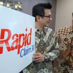 Direktur Panin Dai-ichi Life Andrew Bain (kiri) berbincang dengan Direktur Kenichi Fukuda (kanan) disela peluncuran inovasi layanan klaim asuransi singkat, proses layanan klaim cepat Rapid Claim 30, di Customer Care Center, kantor pusat Panin Dai-Ichi Life, Jakarta, Jumat (17/3). Perusahaan asuransi jiwa Panin Dai-Ichi Life, meluncurkan Rapid Claim 30, layanan klaim yang mudah dan cepat (30 menit) untuk pemegang polisnya, dengan cara mengunjungi Customer Care Center di kantor pusat Panin Dai-Ichi Life Jakarta. Sebagai bukti komitmen dalam pembayaran klaim kepada nasbah, sepanjang tahun 2016, Panin Dai-ichi Life telah membayarkan sebanyak lebih dari 14.300 klaim dengan nilai mencapai lebih dari Rp 163 miliar, yang termasuk klaim kematian, kesehatan, jatuh tempo dan lain lain. AKTUAL/Eko S Hilman