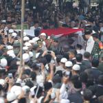 Ratusan orang mengiringi pemakaman KH Hasyim Muzadi di Pondok Pesantren Al-Hikam, Depok, Jawa Barat, Kamis (16/3). Pemakaman dipimpin langsung oleh Wakil Presiden RI Jusuf Kalla dengan upacara kenegaraan dalam pemakaman ini. KH Hasyim Muzadi menghembuskan napas terakhir di usia 72 tahun, pada Kamis, 16 Maret 2017 di Malang, Jawa Timur. AKTUAL/Tino Oktaviano