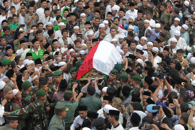 Ratusan orang mengiringi pemakaman KH Hasyim Muzadi di Pondok Pesantren Al-Hikam, Depok, Jawa Barat, Kamis (16/3). Pemakaman dipimpin langsung oleh Wakil Presiden RI Jusuf Kalla dengan upacara kenegaraan dalam pemakaman ini. KH Hasyim Muzadi menghembuskan napas terakhir di usia 72 tahun, pada Kamis, 16 Maret 2017 di Malang, Jawa Timur. AKTUAL/Tino Oktaviano