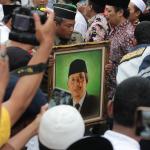 Ratusan orang mengiringi pemakaman KH Hasyim Muzadi di Pondok Pesantren Al-Hikam, Depok, Jawa Barat, Kamis (16/3). Pemakaman dipimpin langsung oleh Wakil Presiden RI Jusuf Kalla dengan upacara kenegaraan dalam pemakaman ini. KH Hasyim Muzadi menghembuskan napas terakhir di usia 72 tahun, pada Kamis, 16 Maret 2017 di Malang, Jawa Timur. AKTUAL/Tino Oktaviano