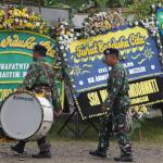 Ratusan orang mengiringi pemakaman KH Hasyim Muzadi di Pondok Pesantren Al-Hikam, Depok, Jawa Barat, Kamis (16/3). Pemakaman dipimpin langsung oleh Wakil Presiden RI Jusuf Kalla dengan upacara kenegaraan dalam pemakaman ini. KH Hasyim Muzadi menghembuskan napas terakhir di usia 72 tahun, pada Kamis, 16 Maret 2017 di Malang, Jawa Timur. AKTUAL/Tino Oktaviano