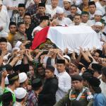 Ratusan orang mengiringi pemakaman KH Hasyim Muzadi di Pondok Pesantren Al-Hikam, Depok, Jawa Barat, Kamis (16/3). Pemakaman dipimpin langsung oleh Wakil Presiden RI Jusuf Kalla dengan upacara kenegaraan dalam pemakaman ini. KH Hasyim Muzadi menghembuskan napas terakhir di usia 72 tahun, pada Kamis, 16 Maret 2017 di Malang, Jawa Timur. AKTUAL/Tino Oktaviano