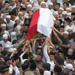 Ratusan orang mengiringi pemakaman KH Hasyim Muzadi di Pondok Pesantren Al-Hikam, Depok, Jawa Barat, Kamis (16/3). Pemakaman dipimpin langsung oleh Wakil Presiden RI Jusuf Kalla dengan upacara kenegaraan dalam pemakaman ini. KH Hasyim Muzadi menghembuskan napas terakhir di usia 72 tahun, pada Kamis, 16 Maret 2017 di Malang, Jawa Timur. AKTUAL/Tino Oktaviano