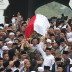 Ratusan orang mengiringi pemakaman KH Hasyim Muzadi di Pondok Pesantren Al-Hikam, Depok, Jawa Barat, Kamis (16/3). Pemakaman dipimpin langsung oleh Wakil Presiden RI Jusuf Kalla dengan upacara kenegaraan dalam pemakaman ini. KH Hasyim Muzadi menghembuskan napas terakhir di usia 72 tahun, pada Kamis, 16 Maret 2017 di Malang, Jawa Timur. AKTUAL/Tino Oktaviano