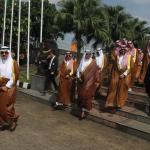 Raja Arab Saudi Salman bin Abdulaziz Al-Saud melambaikan tangan saat meninggalkan Indonesia dan bertolak menuju Brunei Darussalam di Bandara Halim Perdanakusumah, Jakarta Timur, Sabtu (4/3/2017). Kepergian rombongan Raja Salman diantar oleh Wakil Presiden Jusuf Kalla, Menteri Agama Lukman Hakim Saifuddin, dan Wakil Gubernur DKI Jakarta Djarot Saiful Hidayat. Sore nanti setelah kunjungan kenegaraan ke Brunei Darussalam, Raja Salman akan kembali ke Indonesia untuk berlibur selama enam hari di Bali. AKTUAL/Tino Oktaviano