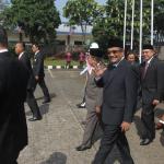 Raja Arab Saudi Salman bin Abdulaziz Al-Saud melambaikan tangan saat meninggalkan Indonesia dan bertolak menuju Brunei Darussalam di Bandara Halim Perdanakusumah, Jakarta Timur, Sabtu (4/3/2017). Kepergian rombongan Raja Salman diantar oleh Wakil Presiden Jusuf Kalla, Menteri Agama Lukman Hakim Saifuddin, dan Wakil Gubernur DKI Jakarta Djarot Saiful Hidayat. Sore nanti setelah kunjungan kenegaraan ke Brunei Darussalam, Raja Salman akan kembali ke Indonesia untuk berlibur selama enam hari di Bali. AKTUAL/Tino Oktaviano