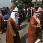 Raja Arab Saudi Salman bin Abdulaziz Al-Saud melambaikan tangan saat meninggalkan Indonesia dan bertolak menuju Brunei Darussalam di Bandara Halim Perdanakusumah, Jakarta Timur, Sabtu (4/3/2017). Kepergian rombongan Raja Salman diantar oleh Wakil Presiden Jusuf Kalla, Menteri Agama Lukman Hakim Saifuddin, dan Wakil Gubernur DKI Jakarta Djarot Saiful Hidayat. Sore nanti setelah kunjungan kenegaraan ke Brunei Darussalam, Raja Salman akan kembali ke Indonesia untuk berlibur selama enam hari di Bali. AKTUAL/Tino Oktaviano