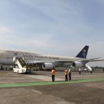 Raja Arab Saudi Salman bin Abdulaziz Al-Saud melambaikan tangan saat meninggalkan Indonesia dan bertolak menuju Brunei Darussalam di Bandara Halim Perdanakusumah, Jakarta Timur, Sabtu (4/3/2017). Kepergian rombongan Raja Salman diantar oleh Wakil Presiden Jusuf Kalla, Menteri Agama Lukman Hakim Saifuddin, dan Wakil Gubernur DKI Jakarta Djarot Saiful Hidayat. Sore nanti setelah kunjungan kenegaraan ke Brunei Darussalam, Raja Salman akan kembali ke Indonesia untuk berlibur selama enam hari di Bali. AKTUAL/Tino Oktaviano