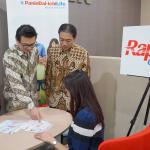 Direktur Panin Dai-ichi Life Andrew Bain (kiri) berbincang dengan Direktur Kenichi Fukuda (kanan) disela peluncuran inovasi layanan klaim asuransi singkat, proses layanan klaim cepat Rapid Claim 30, di Customer Care Center, kantor pusat Panin Dai-Ichi Life, Jakarta, Jumat (17/3). Perusahaan asuransi jiwa Panin Dai-Ichi Life, meluncurkan Rapid Claim 30, layanan klaim yang mudah dan cepat (30 menit) untuk pemegang polisnya, dengan cara mengunjungi Customer Care Center di kantor pusat Panin Dai-Ichi Life Jakarta. Sebagai bukti komitmen dalam pembayaran klaim kepada nasbah, sepanjang tahun 2016, Panin Dai-ichi Life telah membayarkan sebanyak lebih dari 14.300 klaim dengan nilai mencapai lebih dari Rp 163 miliar, yang termasuk klaim kematian, kesehatan, jatuh tempo dan lain lain. AKTUAL/Eko S Hilman