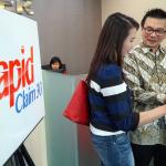 Direktur Panin Dai-ichi Life Andrew Bain (kiri) berbincang dengan Direktur Kenichi Fukuda (kanan) disela peluncuran inovasi layanan klaim asuransi singkat, proses layanan klaim cepat Rapid Claim 30, di Customer Care Center, kantor pusat Panin Dai-Ichi Life, Jakarta, Jumat (17/3). Perusahaan asuransi jiwa Panin Dai-Ichi Life, meluncurkan Rapid Claim 30, layanan klaim yang mudah dan cepat (30 menit) untuk pemegang polisnya, dengan cara mengunjungi Customer Care Center di kantor pusat Panin Dai-Ichi Life Jakarta. Sebagai bukti komitmen dalam pembayaran klaim kepada nasbah, sepanjang tahun 2016, Panin Dai-ichi Life telah membayarkan sebanyak lebih dari 14.300 klaim dengan nilai mencapai lebih dari Rp 163 miliar, yang termasuk klaim kematian, kesehatan, jatuh tempo dan lain lain. AKTUAL/Eko S Hilman